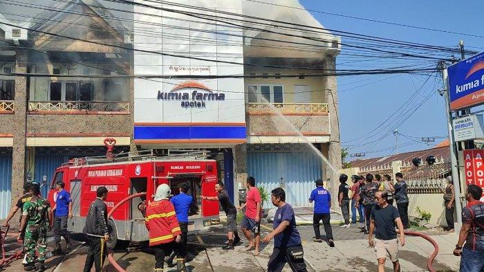 Petugas damkar berjibaku memadamkan api yang membakar tiga unit toko di Jalan Ngurah Rai, Kelurahan Banjar Jawa, Kecamatan Buleleng, Minggu (8/10) pagi. Pemadaman terhambat lantaran ada tiga unit armada yang rusak.
