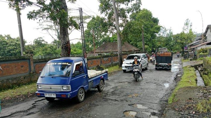 JALAN RUSAK - Kendaraan saat melintasi jalan rusak di wilayah Banjar Bangbang Biaung, Desa Duda, Kecamatan Selat, Karangasem, Sabtu (20/4). Permukaan jalan banyak berlubang dan sangat berbahaya untuk pengguna jalan.