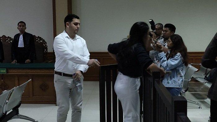 Terdakwa Muhamad Nizar Zghaib (kemeja putih) dan terdakwa Kryinin Rodion (masker) saat menjalani sidang putusan di Pengadilan Tipikor Denpasar.