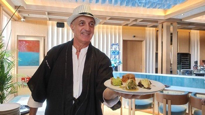 Chef Gabriel Fratini saat memamerkan salah satu hidangan makanannya untuk dicicipi awak media sebelum pembukaan GAB's Gastrobar.