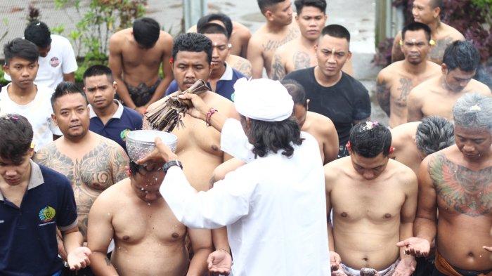 Para WBP Lapastik Kelas IIA Bangli melukat dan sembahyang bersama, bertepatan dengan Hari Suci Purnama, Selasa, 23 April 2024.