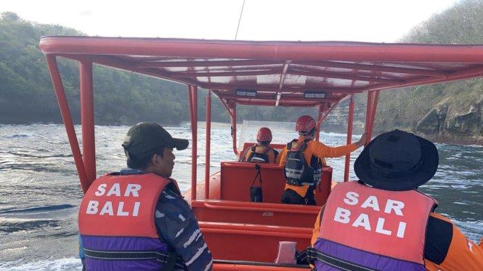 TERSERET OMBAK - Tim SAR gabungan pencaran I Wayan Sutrisna, Jumat (6/10). Ia dilaporkan hilang setelah terjatuh dari tebing di Pantai Tanjung Naup, Nusa Penida, Kamis kemarin saat memancing.