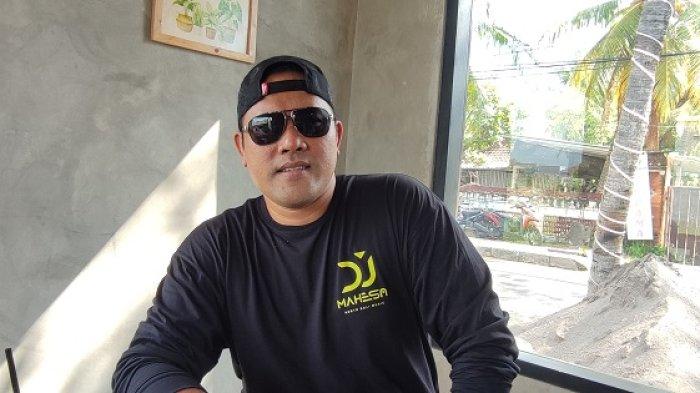 ADA NASIHAT - Made Sukayasa alias DJ Mahesa saat ditemui Tribun Bali, belum lama ini. Ia menceritakan tentang lagu Tragedi Kamar Mandi dan lagu-lagunya yang kontroversi lainnya. Bagi dia, ada nasihat di balik lagu yang terkesan porno.  