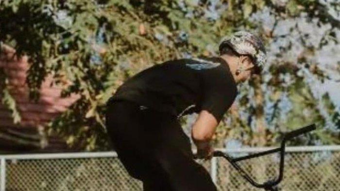Gede Agusta Nugraha Wijaya saat bermain sepeda BMX Freestyle.