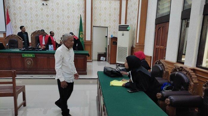 SIDANG TUNTUTAN - Mantan ketua LPD Desa Adat Tamblang Buleleng, I Ketut Rencana saat menjalani sidang di Tipikor Denpasar, Selasa (25/6). Ketut Rencana dituntut hukuman 8 tahun penjara.