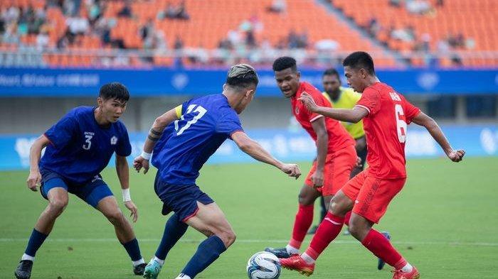 BERDUEL - Gelandang timnas U24 Indonesia, Ananda Raehan, saat berduel dengan pemain Taiwan dalam laga lanjutan Grup F Asian Games 2022 di Zhaijang Normal University East Stadium, China, Kamis (21/9). Timnas U24 Indonesia kalah 1-0.