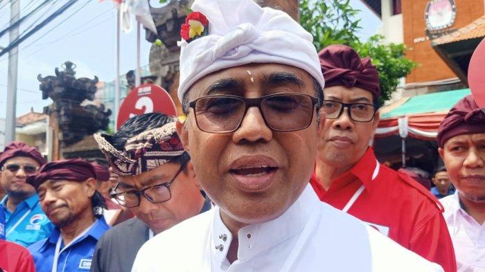 BERI KETERANGAN - Calon Wali Kota Denpasar, Jaya Negara saat memberi keterangan kepada awak media setelah melakukan pengundian nomor urut, Senin (23/9/2024).