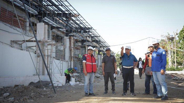 CEK - Bupati Jembrana, I Nengah Tamba bersama jajaran kembali mengecek progres pembangunan Pasar Umum Negara, Jembrana, Jumat (19/7).
