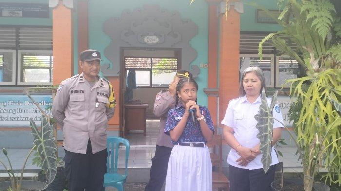 EDUKASI – Jajaran kepolisian dari Polsek Klungkung memberikan edukasi pencegahan bullying di SD N 2 Tegak, Kabupaten Klungkung, Rabu (9/10). Kegiatan ini bertujuan satu di antaranya memperkenalkan sejak dini perihal bullying dan bahayanya ke anak-anak sedini mungkin.