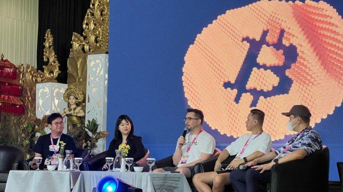 Head of Community PINTU, Jonathan Hartono, (tengah) saat berbicara mengenai strategi PINTU dalam mengedukasi masyarakat di gelaran Indonesia Bitcoin Conference 2023.