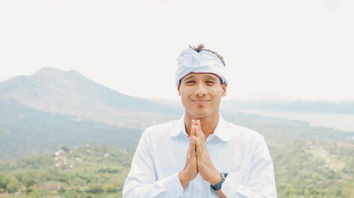 Kiper Bali United, Muhammad Ridho berbusana adat Bali