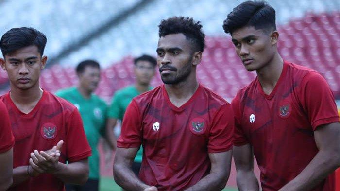 Yakob Sayuri (tengah) bersama Pratama Arhan (kiri) dan Ramadhan Sananta saat berlatih di SUGBK bersama Timnas Indonesia untuk persiapan Piala AFF 2022