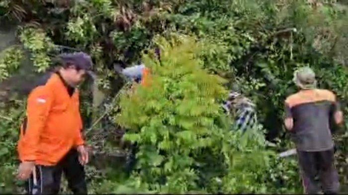 Sebuah bangunan palinggih di Banjar Lebah, Kelurahan Semarapura Kangin roboh. Palinggih yang diyakini pesimpangan Pura Dalem Ped itu, rusak karena longsor dan pohon tumbang yang dipicu hujan disertai angin kencang di Klungkung.

Pemilik palinggih tersebut, I Ketut Edi Garbaja mengatakan, palinggih tersebut roboh, Rabu (5/7/2023) malam. Saat itu Klungkung dan sekitarnya diguyur hujan deras di sertai angin kencang.