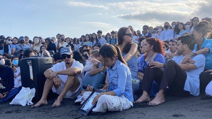 Prosesi upacara pelarungan abu jenazah Dali dihadiri ratusan penggemarnya pada, Minggu 21 Juli 2024 bertempat di Pantai Lembeng, Gianyar pada pukul 16.00 Wita.
