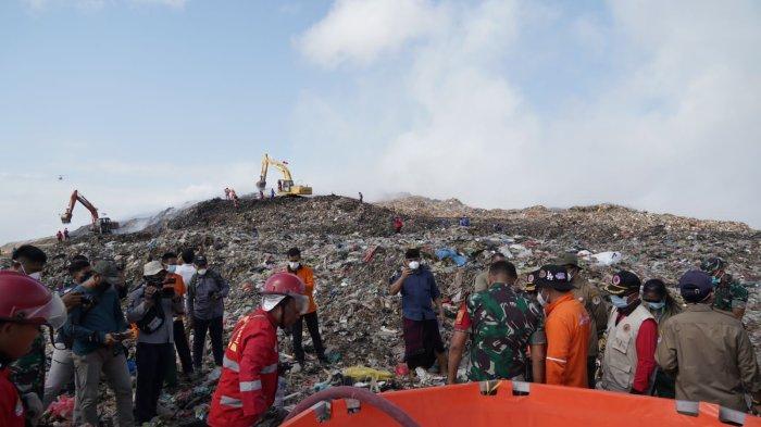 TINJAU TPA - Pangdam IX/Udayana Mayjen TNI Harfendi SIP MSc  saat meninjau langsung TPA Suwung, Denpasar, Senin (16/10). Pangdam menyebutkan, perlu upaya yang lebih keras dalam memadamkan kebakaran TPA Suwung. 