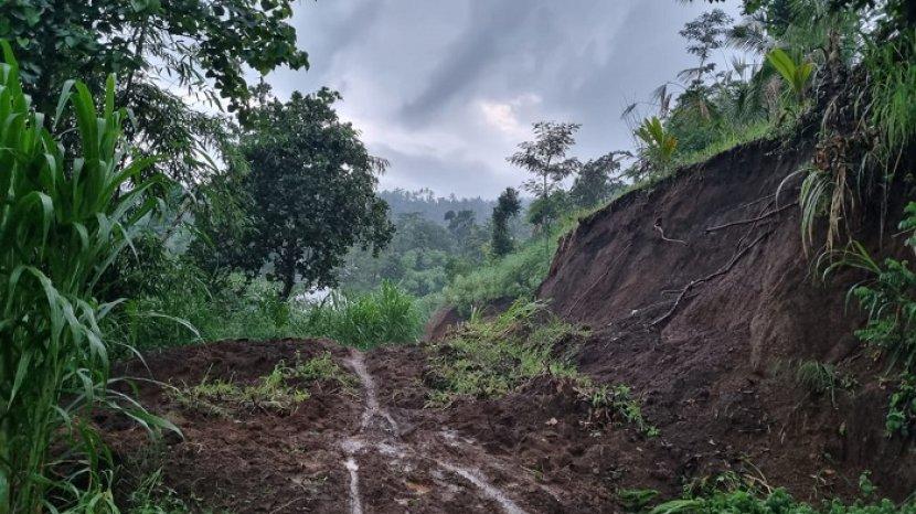 Bencana-tanah-longsor-menutupi-akses-jalan-utama-warga-di-Banjar-Jatituhu.jpg