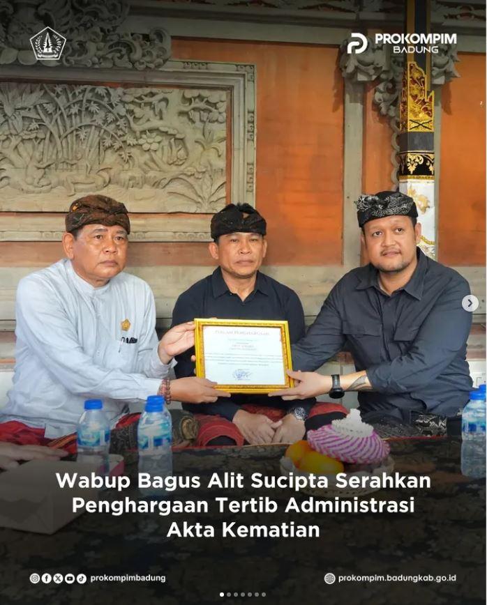 Wabup Bagus Alit Sucipta Serahkan Penghargaan Tertib Administrasi Akta Kematian