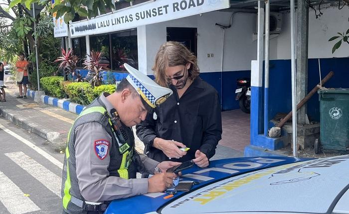Bule Nekat Tanpa Helm di Sunset Road Diciduk Polisi