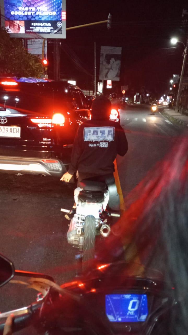 Foto: Beredar di WhatsApp foto pria mengenakan jaket bertuliskan gaza melintas di perempatan Desa Kalibukbuk, Kecamatan Buleleng. Kapolsek Kota Singaraja Kompol I Made Agus Dwi Wirawan menegaskan jika kabar tersebut merupakan hoaks