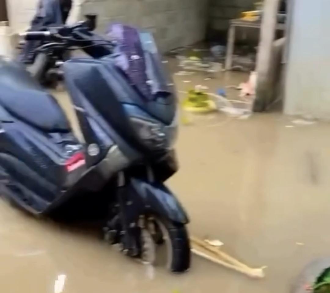 Tangkapan layar genangan air yang terjadi di salah satu rumah warga di Desa Sibang Kaja, Abaiansemal, Badung pada Rabu 3 Juli 2024 - Diguyur Hujan Deras Dari Pagi, Rumah Warga di Abiansemal Badung Bali Tergenang Air