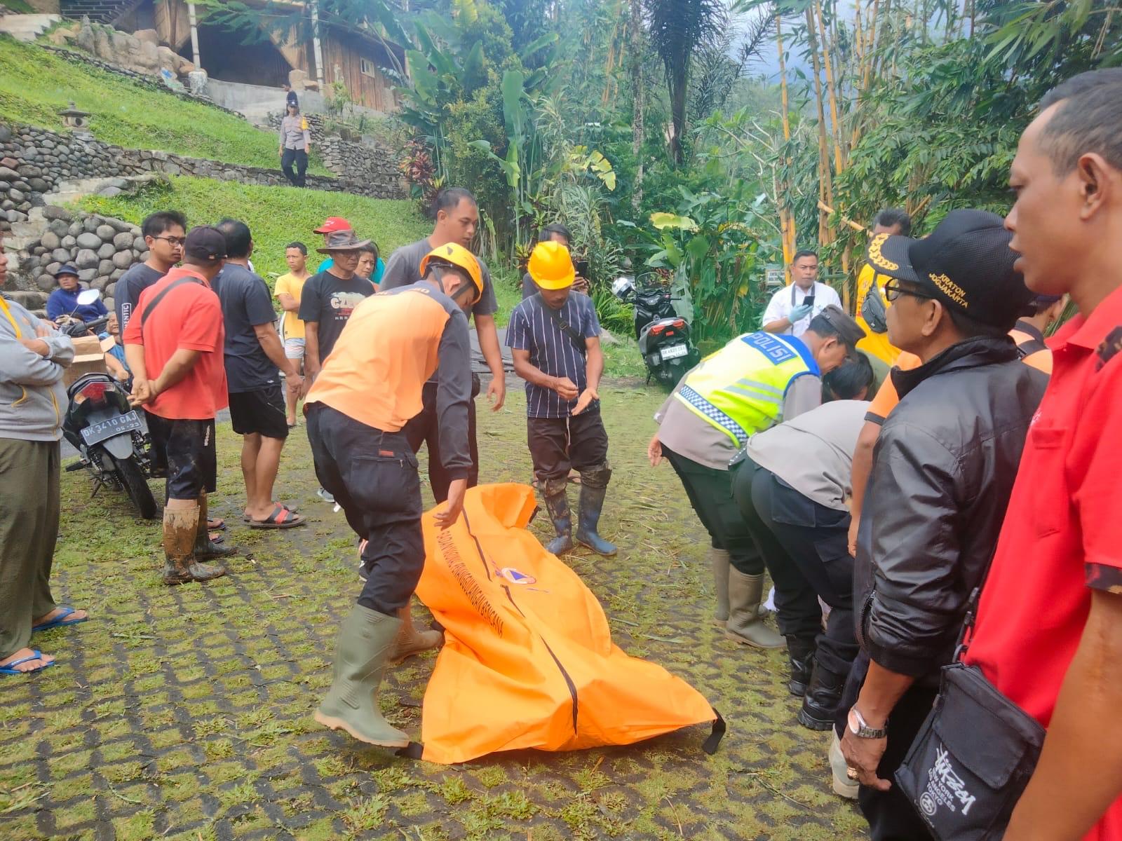 Evakuasi jenazah WNA yang tertimpa longsor di Jatiluwih - BREAKING NEWS: Sepasang Bule Tewas Tertimpa Longsor di Jatiluwih, Jenazah Dibawa ke RS Prof Ngurah