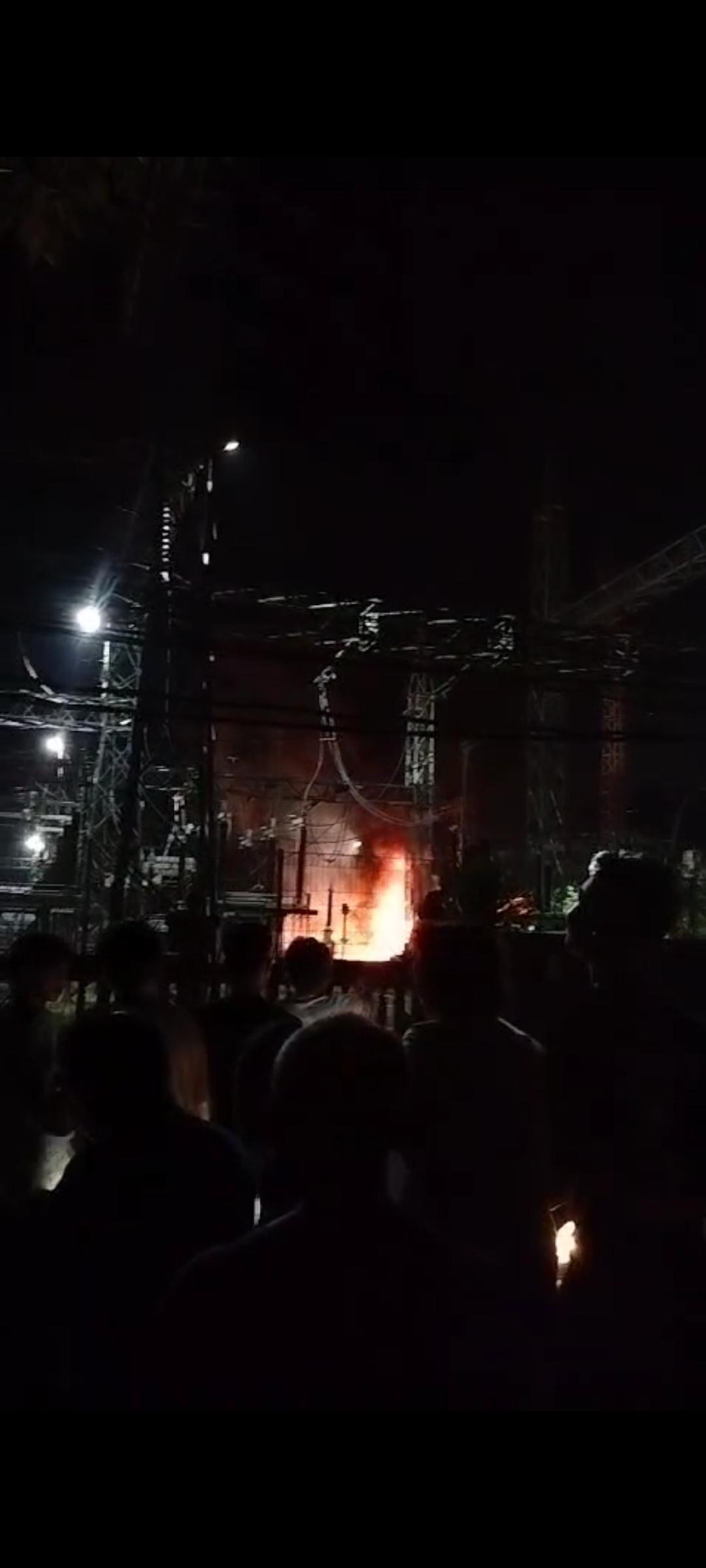 Kebakaran Gardu Induk PLN di Desa Seronggo, Kecamatan/Kabupaten Gianyar, Bali, Sabtu 23 November 2024 malam - Gardu Induk PLN Di Gianyar Meledak, Bali Timur Gelap Gulita