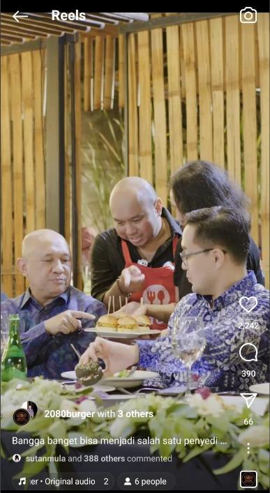 Keterangan foto: Heru Dwi Soesilo pemilik UMKM burger 2080 saat bersama Menteri Koperasi dan UKM, Teten Masduki, dan CEO GoTo Patrick Waluyo dalam Forum Internasional. (sumber:Instagram @2080burger)