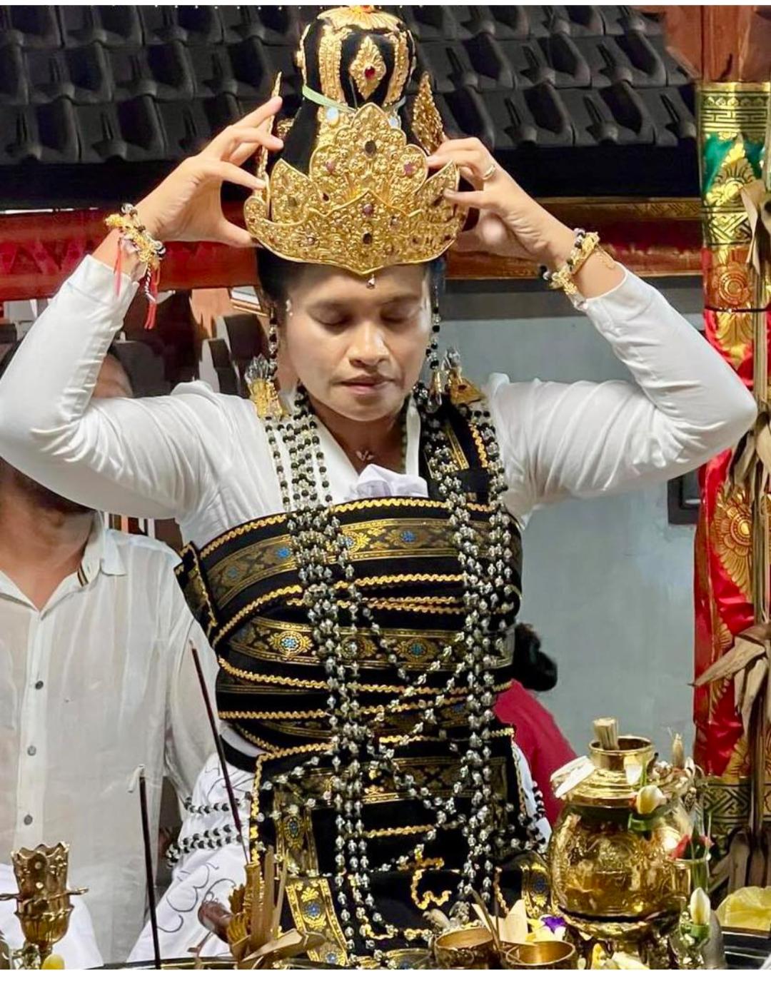 Ida Pandita Rsi Salahin Sri Laksmi, kembali madiksa menjadi sulinggih.