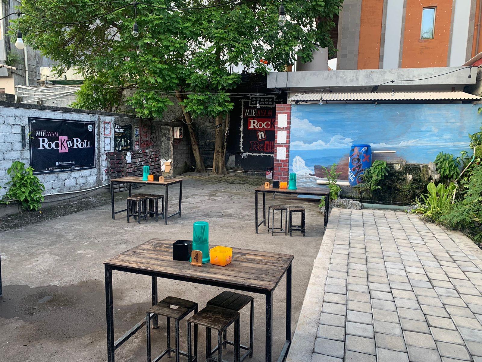 Mie Ayam Rock & Roll Merdeka, tempat makan mie ayam hingga mie yamin yang menggabungkan cita rasa lezat dengan nuansa rock n roll yang seru - KULINER BALI: Mie Ayam Rock & Roll Merdeka, Jadi Rekomendasi Menu Mie Anti Mainstream di Denpasar