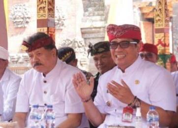 I Made Dirga (kiri) saat bersama I Komang Sanjaya (Kanan) - Jelang Pilkada Bali 2024, di Tabanan Paket 'SANDI' Muncul dari PDIP