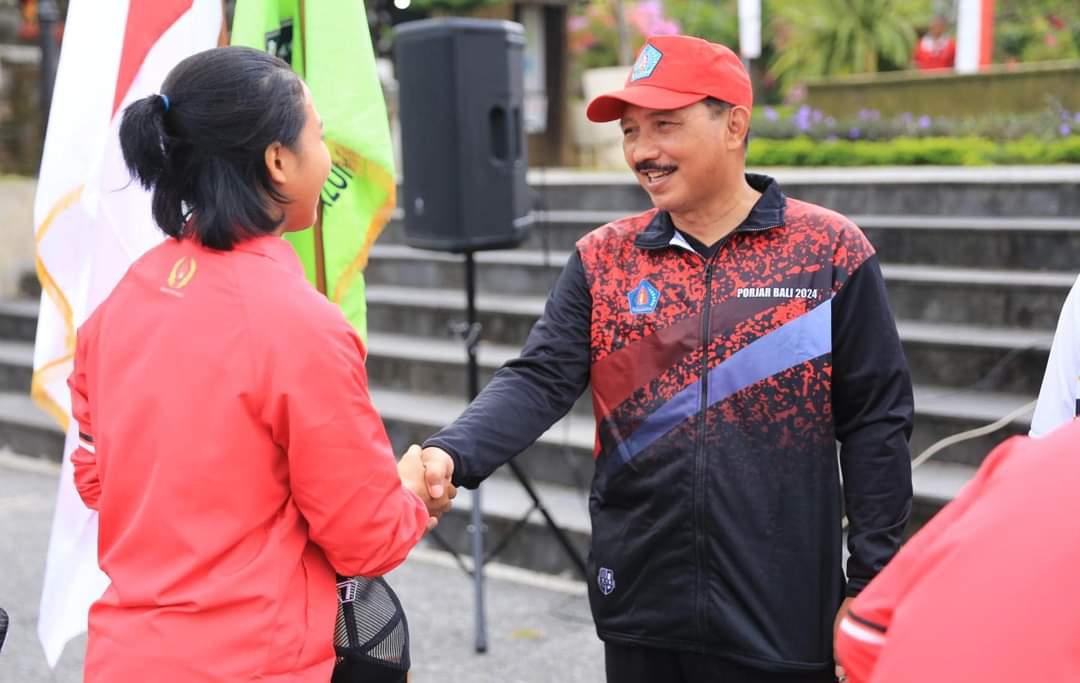 Pj Bupati Klungkung, I Nyoman Jendrika melepas 44 atlet kontingen untuk PON XXI, Rabu 21 Agustus 2024 - Pj Bupati Klungkung Jendrika Lepas 44 Atlet Klungkung untuk PON Aceh-Sumut