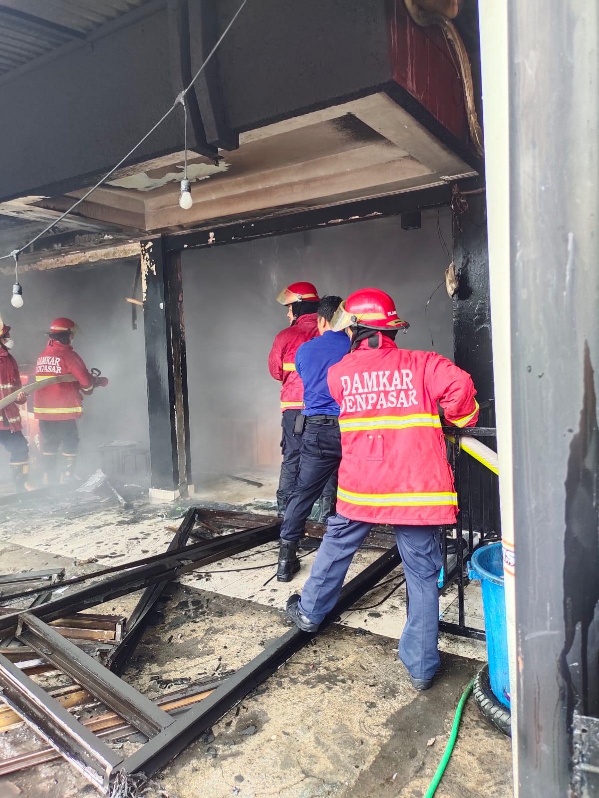 Kebakaran Toko Vape di Jalan Pulau Komodo Dauh Puri Klod, Denpasar Barat, Denpasar, Bali, pada Senin 24 Juni 2024 - UPDATE: Sebuah Toko Mengalami Kebakaran di Denpasar, 4 Unit Damkar Dikerahkan, Tidak Ada Korban