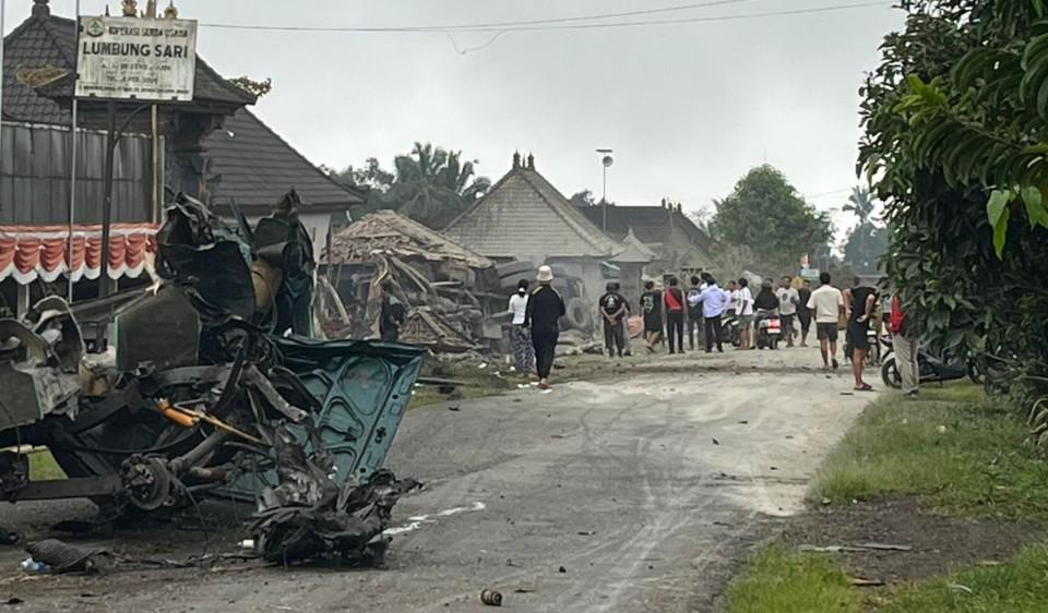 Kecelakaan di Bangli Bali, truk tabrak rumah warga, Kamis 10 Juli 2025 - BREAKING NEWS: Truk Semen Tabrak Rumah Warga, Semen Berserakan, Lalin Kintamani Bangli Bali Lumpuh