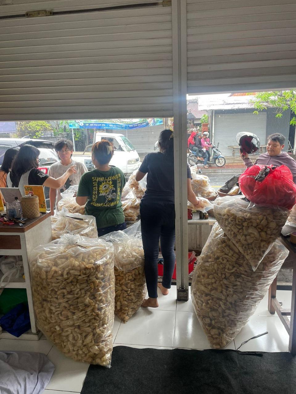 UMKM Wr Byang De Abi di Denpasar Bali - Dari Bali ke Seluruh Indonesia: Kisah Sukses UMKM Wr Byang De Abi dengan Olahan Krupuk Babi