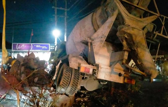 RATA TANAH - Kondisi Simpang Tiga Kubutambahan, Buleleng, pasca ditabrak truk molen, Minggu (29/6/2025). Patung Ganesha yang berdiri di sana rata dengan tanah.