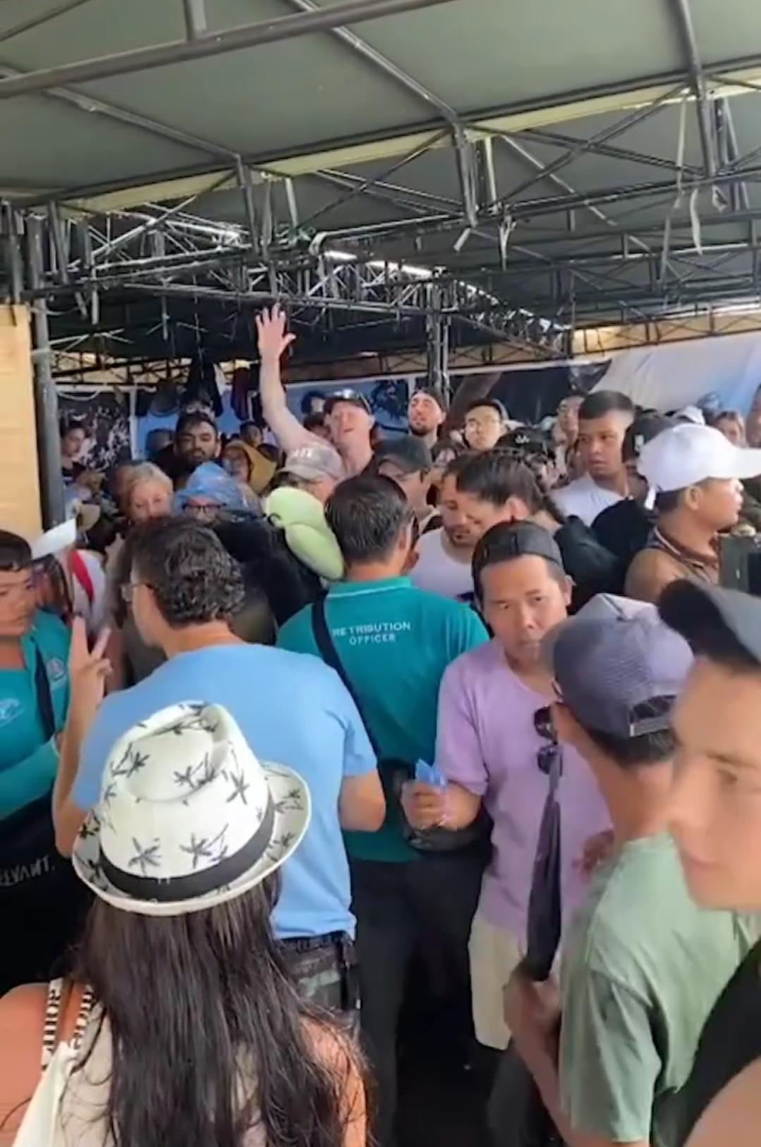 Kekroditan terjadi saat wisatawan mengantre untuk membayar retribusi di Pelabuhan Banjar Nyuh Nusa Penida, Selasa 14 November 2023 lalu - Lokasi Pungutan Restribusi ke Nusa Penida Bali Segera Dipindah