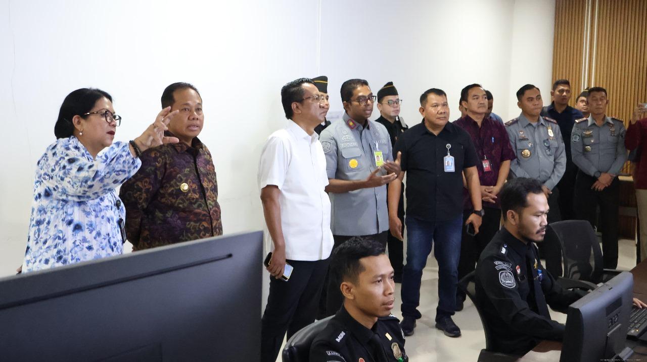 Menkumham Supratman Andi Agtas, melakukan kunjungan kerja - Menkumham Tinjau Pelayanan Imigrasi di Bandara Ngurah Rai Bali, Andi: Harus Selalu Profesional