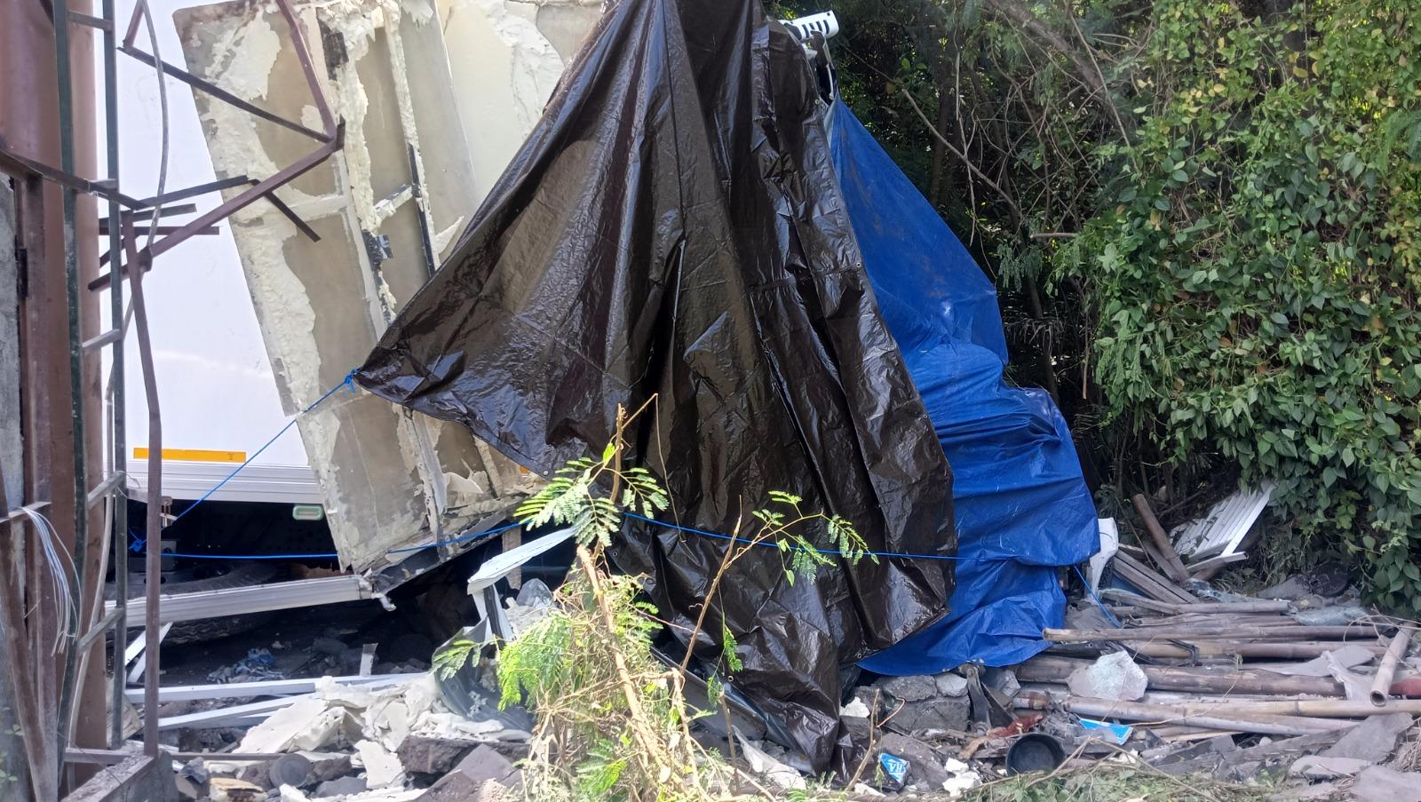 Suasana mobil truk box yang mengalami kecelakaan tunggal diseputaran Jl. By Pass Ngurah Rai Underpass Patung Dewa Ruci - BREAKING NEWS: Mobil Truk Box Alami di By Pass Ngurah Rai Kuta Bali, Sopir Dilarikan ke RS Terdekat