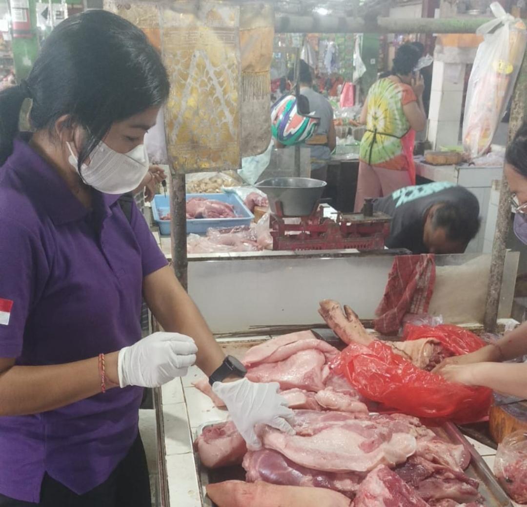 Pemeriksaan daging babi di pasar tradisional di Denpasar. Penampahan Galungan, Dinas Pertanian Denpasar Bali Lakukan Pengecekan Daging Babi di 34 Pasar