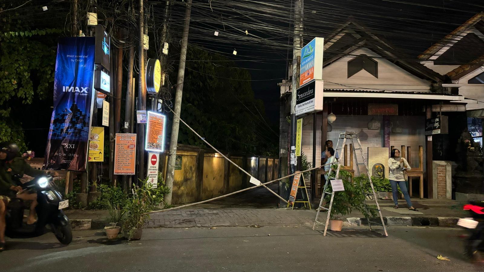 Penduduk asli Sanur menutup akses Jalan Gang 60 selain untuk penghuni gang - Jalan Macet di Depan Mall Icon Bali, Roda Dua Lewati Gang Pribadi Villa, Turis Komplain