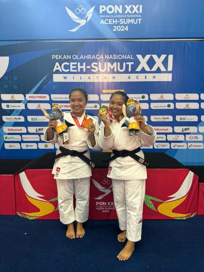 Pasangan judo putri si kembar Ni Made Sukerti (19) dan Ni Nyoman Suwitri (19) - Perdana Tampil di Ajang PON, Judoka Kembar asal Bali Sukerti-Suwitri Langsung Bawa Pulang Emas