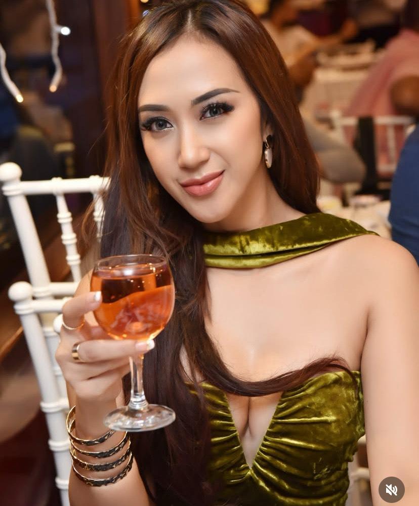 Pemenang Duta Wisata Indonesia sekaligus seorang MC profesional My Ririz atau Ririz Sulistyowati merilis single tepat di hari ulang tahunnya yang ke-38 Tahun bertajuk ‘Dancing On My Own Light’ pada, Sabtu 28 Juni 2025.