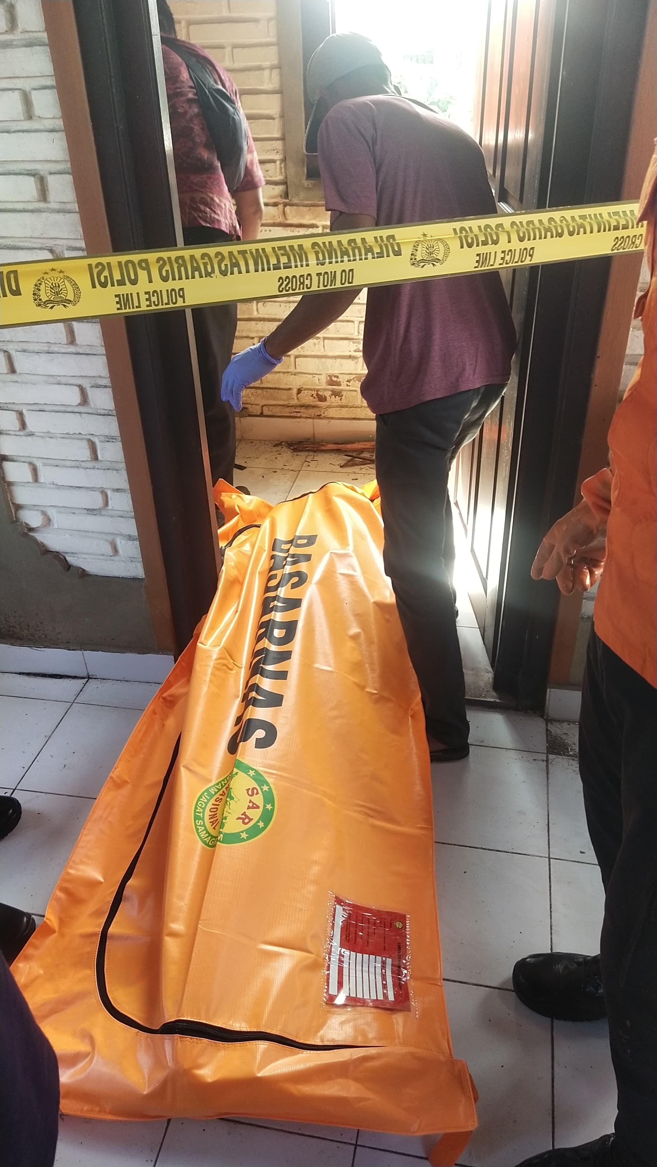 Penemuan jenazah WNA Mr X di dalam tandon air sebuah kos Jalan By Pass Ngurah Rai, Jimbaran, Kuta Selatan Badung, Bali, pada Selasa 4 Maret 2025. Seorang WNA Ditemukan Tewas di Tandon Air Jimbaran Bali, Penghuni Kos Ungkap Ada Sosok Misterius