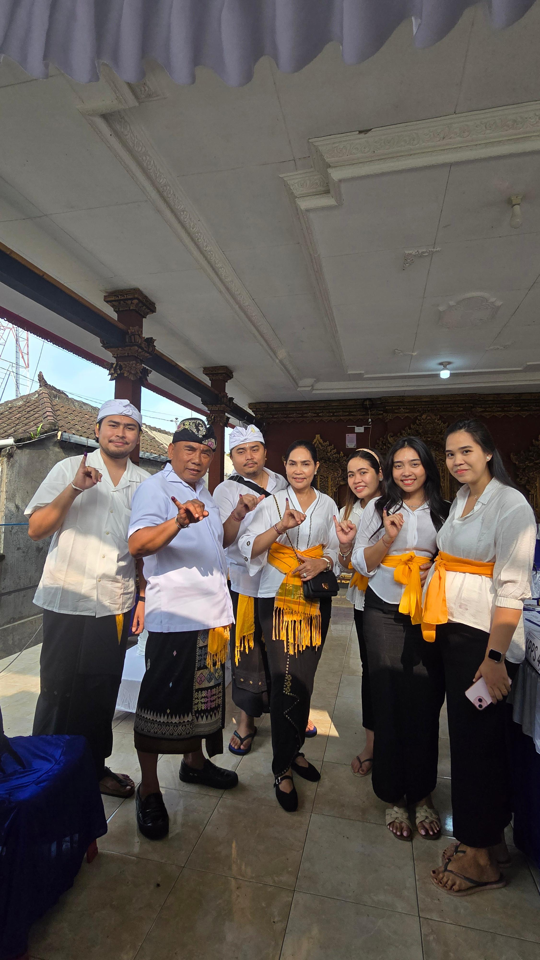 Calon Bupati Jembrana I Nengah Tamba bersama keluarga saat menggunakan hak pilihnya di TPS 008 di Banjar Peh, Desa Kaliakah, Kecamatan Negara, Jembrana, Rabu 27 November 2024