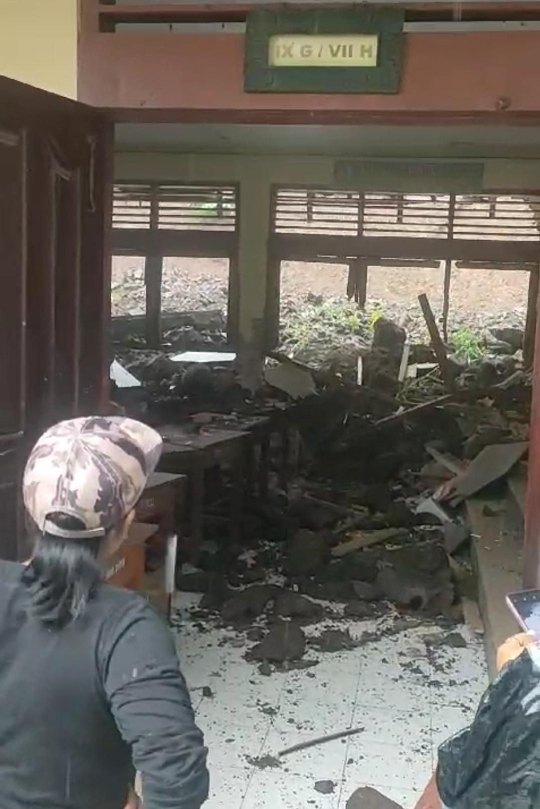 Musibah tanah longsor menerjang SMP N 1 Dawan, Minggu 22 Desember 2024 pagi - Hujan Deras di Klungkung, Tembok Kelas di SMPN 1 Dawan Jebol Diterjang Longsor