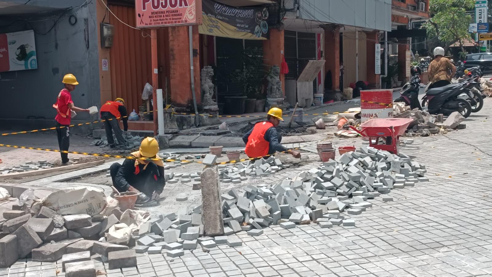 Pohon Tabebuya Percantik Wajah Jalan Gajah Mada Denpasar