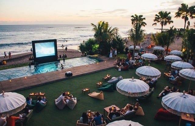 The Lawn Canggu merupakan restoran bar yang memiliki akses langsung ke Pantai Batu Bolong.