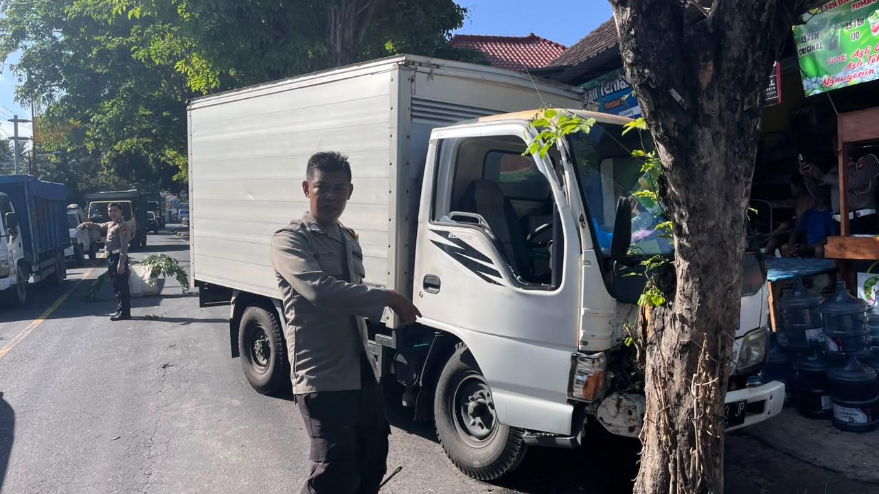 Ban Pecah, Truk Muatan Galon Tabrak Pohon di Subagan Karangasem