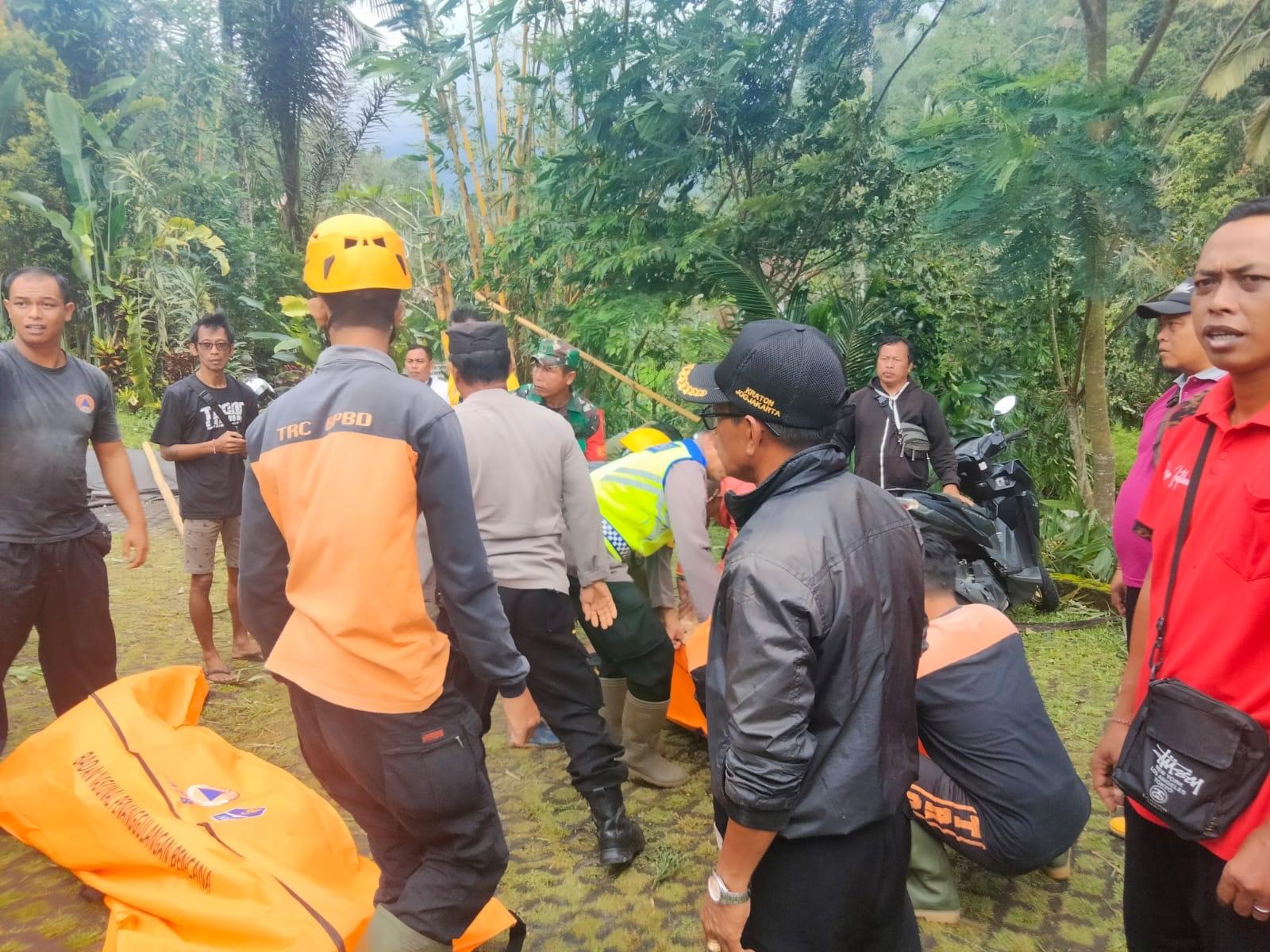Evakuasi korban - UPDATE: Ini Identitas WNA Perempuan Korban Tertimpa Longsor di Villa Yeh Baat Jatiluwih