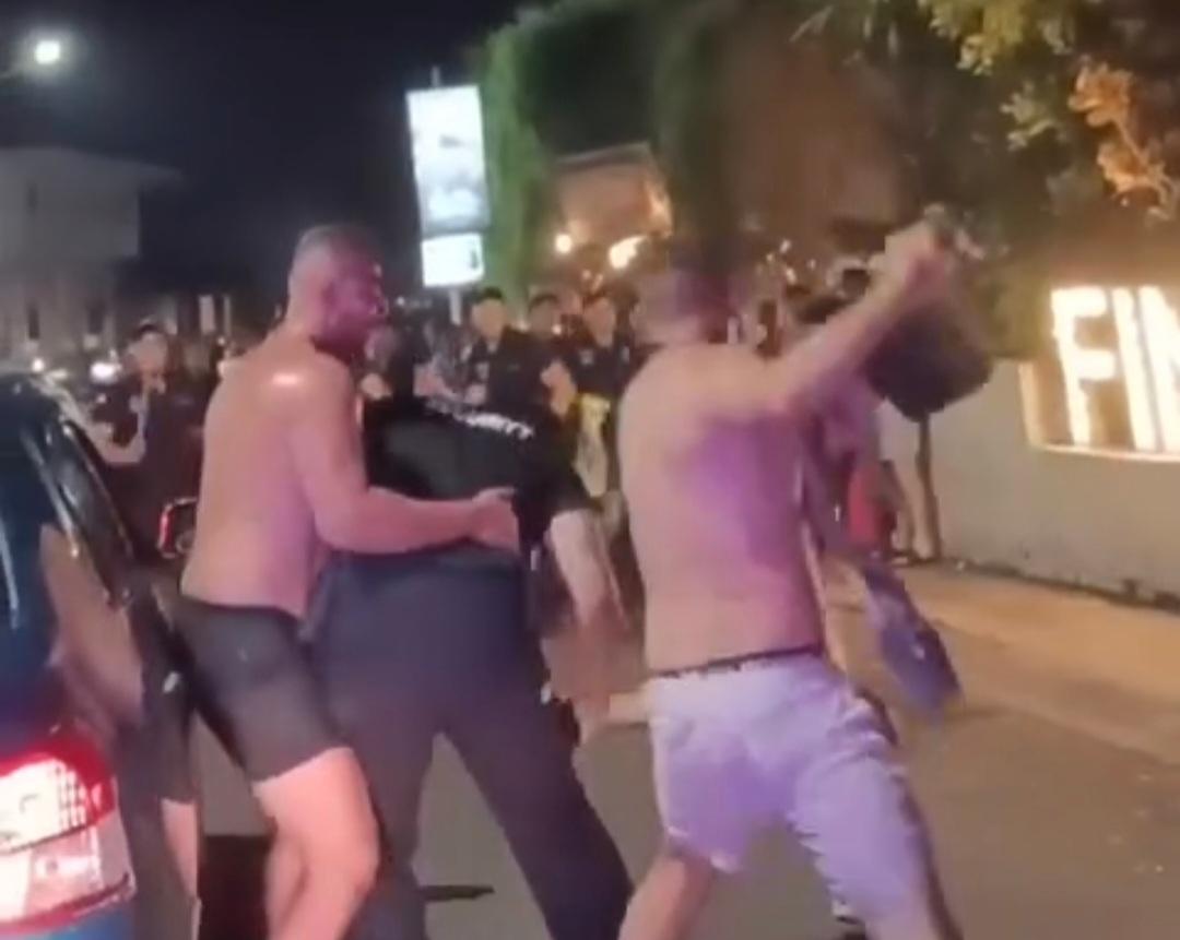 TANGKAPAN LAYAR – Video tangkapan layar keributan WNA dengan security yang ramai di media sosial pada Rabu 12 Februari 2025. VIRAL Keributan Antar WNA Dan Security Di Badung Bali, Polisi: Membuat Onar Hingga Dikeluarkan